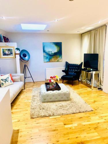 Large self-contained cozy studio - Tap to explore photos