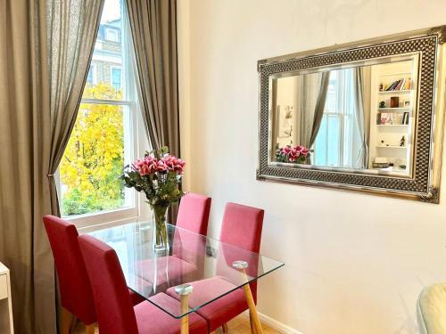 Charming 2 Beds in Chelsea By Earl's Court Station - Tap to explore photos