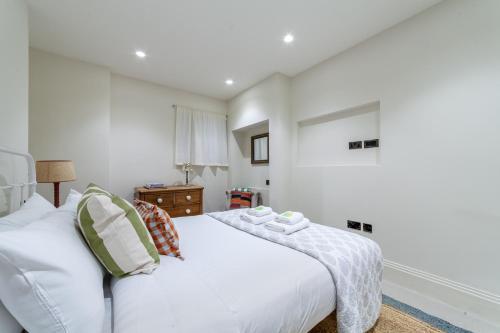 Primary Located Splendid 2BR flat near Hyde Park - Tap to explore photos