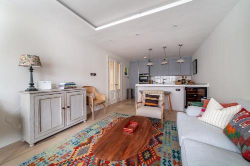 Primary Located Splendid 2BR flat near Hyde Park - Tap to explore photos