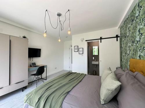 Chic 5-BR, all ensuites with TVs - Tap to explore photos