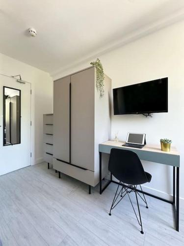 Chic 5-BR, all ensuites with TVs - Tap to explore photos