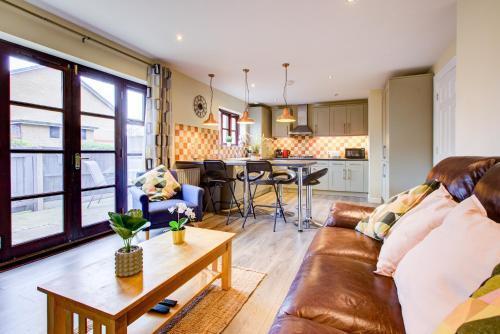 Spacious & Modern 2 Bed sleeps 5 in Walthamstow - Tap to explore photos