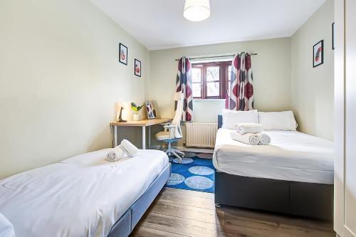 Spacious & Modern 2 Bed sleeps 5 in Walthamstow - Tap to explore photos