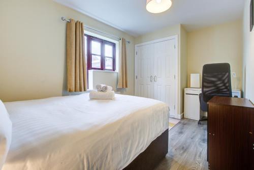 Spacious & Modern 2 Bed sleeps 5 in Walthamstow - Tap to explore photos