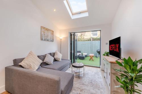 Three-Bedroom Bliss in London Town - Tap to explore photos