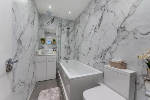 Three-Bedroom Bliss in London Town - Tap to explore photos