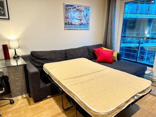 Stunning 2 Bed Thames River View - Central London - Tap to explore photos