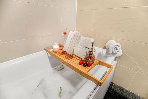 Refined Oasis Studio, Sleeps 3, Earl's Court - Tap to explore photos