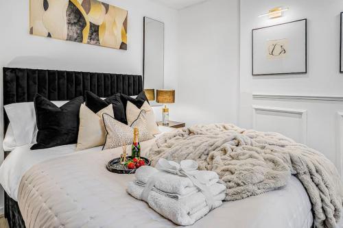 Refined Oasis Studio, Sleeps 3, Earl's Court - Tap to explore photos