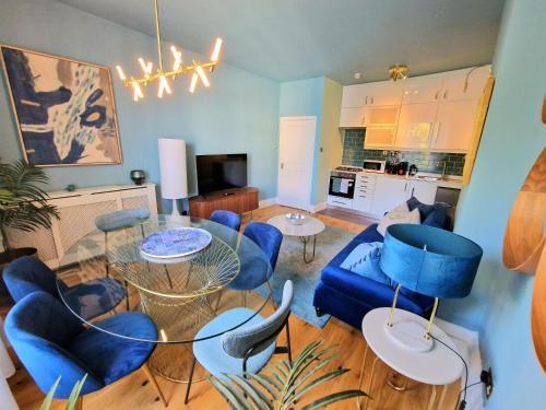 Gorgeous Hyde Park Home with Lift-Elevator Access & Nice View - Tap to explore photos