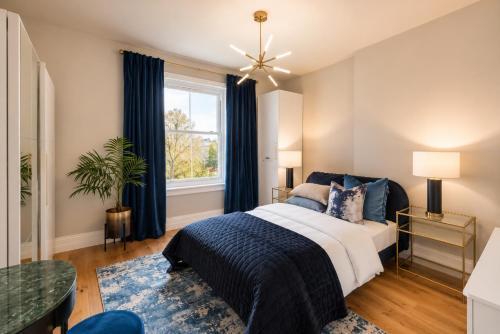 Gorgeous Hyde Park Home with Lift-Elevator Access & Nice View