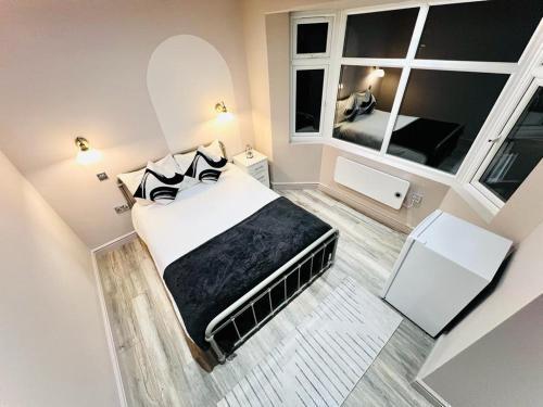 London Crescent House Top Location Ensuites Rooms Great Value - Tap to explore photos