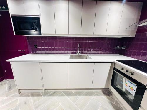 London Crescent House Top Location Ensuites Rooms Great Value - Tap to explore photos