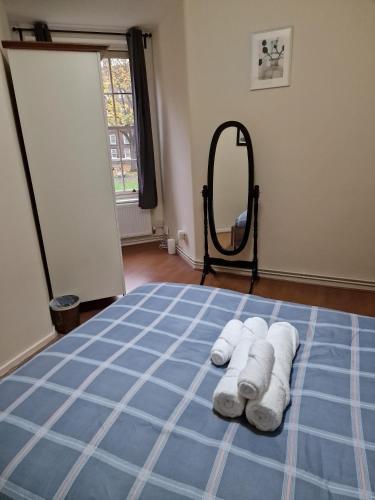 Waterloo - Zone 1 - Spacious one bedroom flat - Tap to explore photos