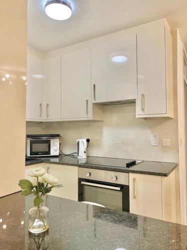 Central 1 BR-Kensington-24 7 security-Netflix - Tap to explore photos