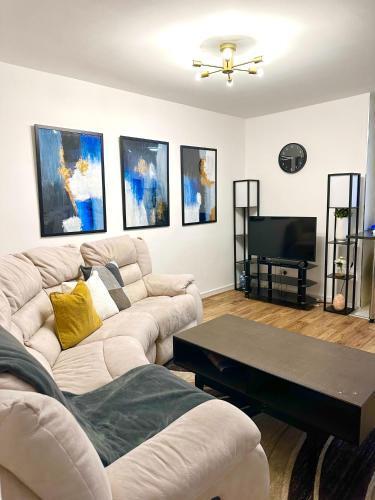 Central 1 BR-Kensington-24 7 security-Netflix - Tap to explore photos