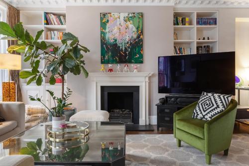 Luxurious Apartment in Kensington - Tap to explore photos