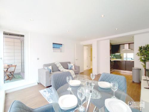 Deluxe One Bed Apartment by London ExCeL & O2 - Tap to explore photos