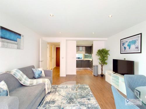 Deluxe One Bed Apartment by London ExCeL & O2 - Tap to explore photos