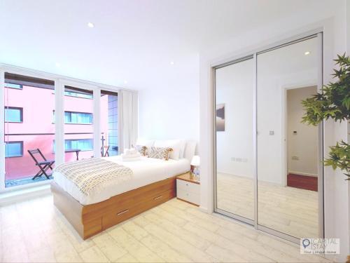 Deluxe One Bed Apartment by London ExCeL & O2 - Tap to explore photos
