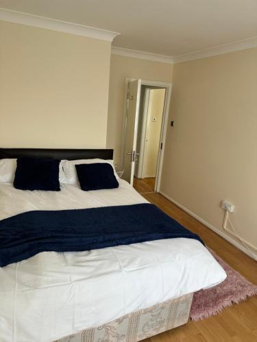 Cosy Camden 3 Bed - sleeps 6 - Tap to explore photos