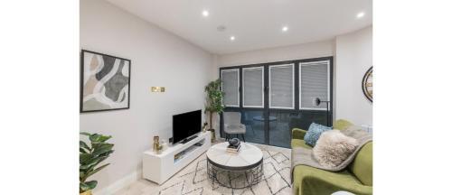 Luxe Minimalist 1-Bed Flat : 7 Mins from Station - Tap to explore photos