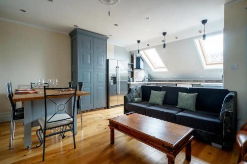 Immaculate 4-Bed House in London - Tap to explore photos