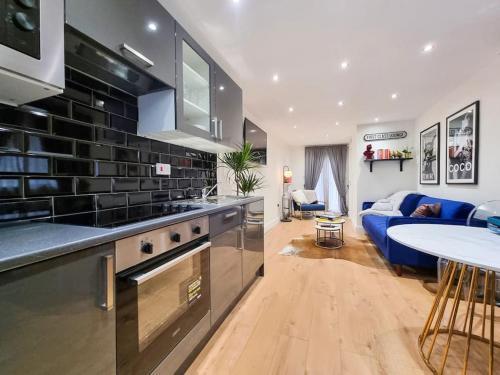 Stylish and cosy 2 apartment in London w private parking - Tap to explore photos