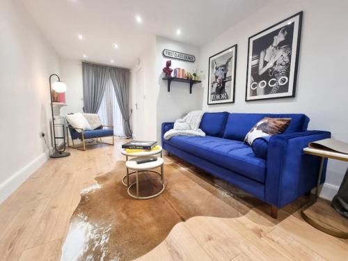 Stylish and cosy 2 apartment in London w private parking - Tap to explore photos