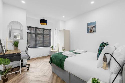 West London garden luxury apartment near elizabeth line - Tap to explore photos