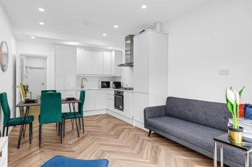 West London garden luxury apartment near elizabeth line - Tap to explore photos