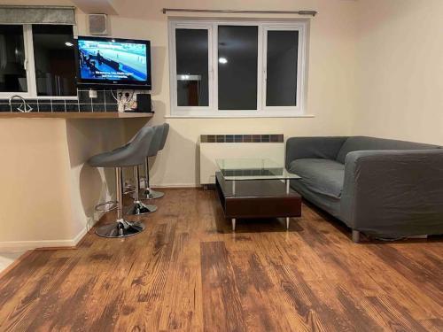 London flat next to DLR station with free parking - Tap to explore photos