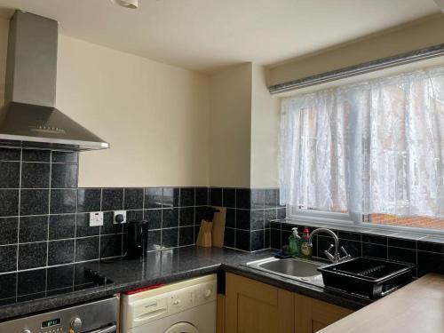 London flat next to DLR station with free parking - Tap to explore photos