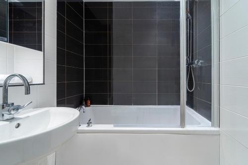 Stay Barbican - Tap to explore photos