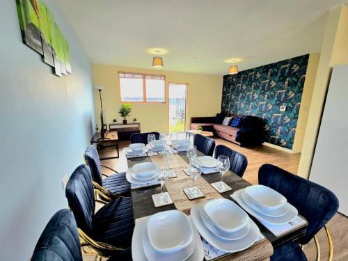 Spectacular 3BR 2bath Rooftop Sky-views with parking - Tap to explore photos
