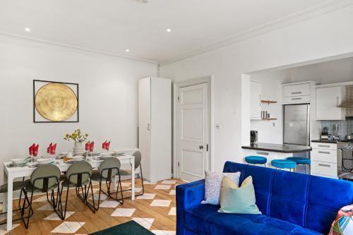 Modern Deluxe 3 Bed in Putney - Parking - Tap to explore photos