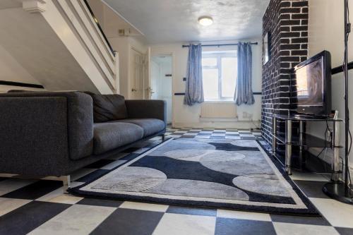 Cosy Home By Excel Centre & City Airport - Tap to explore photos