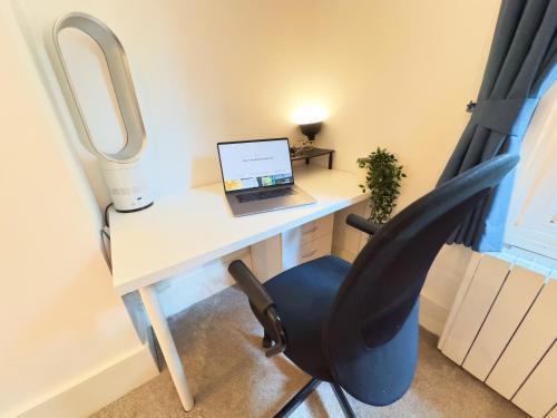 Hotel boutique style studio with Kitchen, Huge Shower, King bed - Tap to explore photos