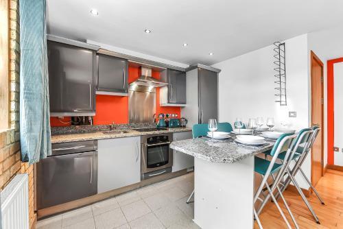 Stylish 2-Bed Flat in Heart of London - Tap to explore photos