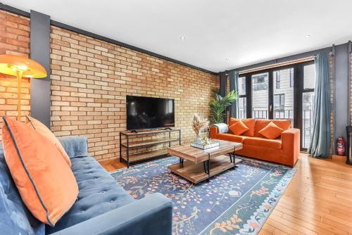 Stylish 2-Bed Flat in Heart of London - Tap to explore photos