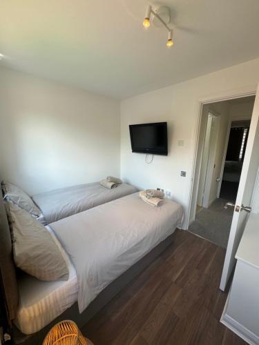 Beckton Home with Free Parking - Tap to explore photos