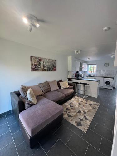 Beckton Home with Free Parking - Tap to explore photos