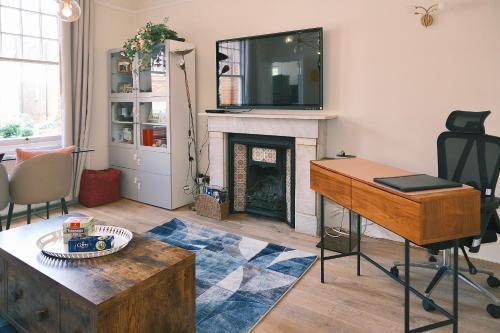Kensington 1B1B with Sofa Double Bed Max 4 Guests - Tap to explore photos