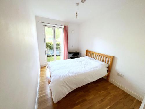 Bedroom 1, Queens Road - Tap to explore photos