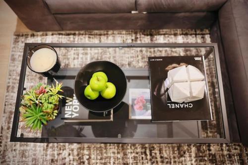 Serene 1 Bed Near ExCel - Tap to explore photos