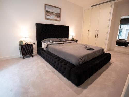 Serene 1 Bed Near ExCel - Tap to explore photos