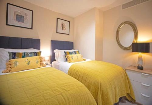 Westminster two bed one bath sleeps 5 - Tap to explore photos