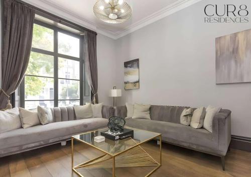 Luxury Chelsea House with Parking - Tap to explore photos
