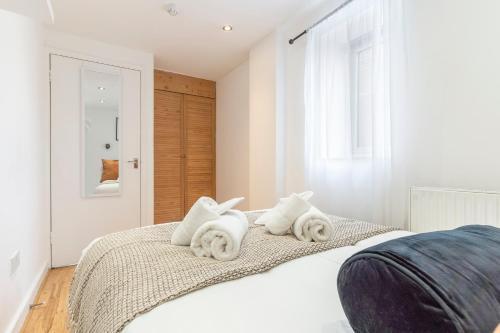 London 2 Bed Flat, Sleeps 5, O2 Academy - Tap to explore photos